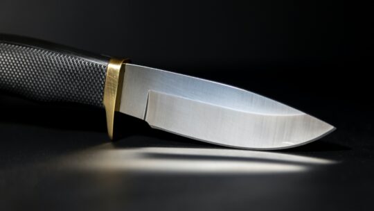 Sikker håndtering: Grundlæggende teknikker og forholdsregler med jagtkniven